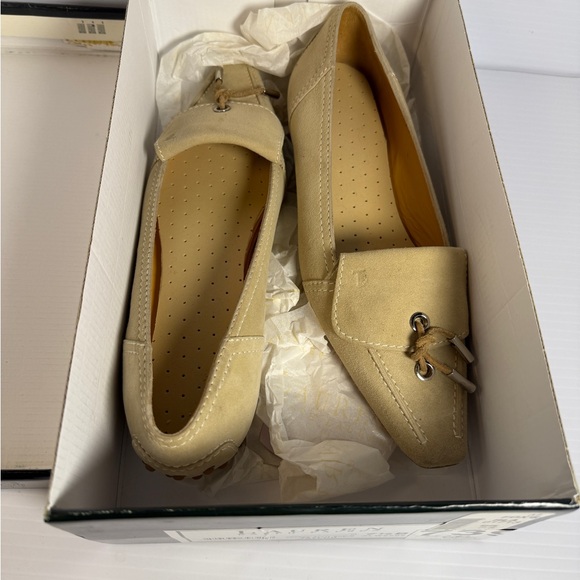 Tod’s Cream Beige Suede Flats. TOD’S Bowed Eve Driving Shoes. 7.5 - Picture 10 of 11